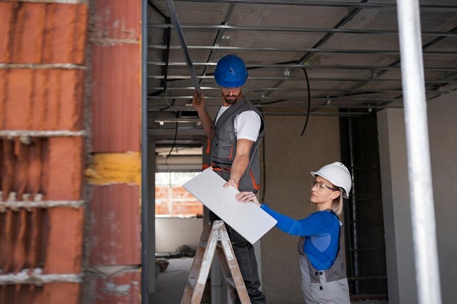 personnes travaillant en équipe dans un chantier de rénovation