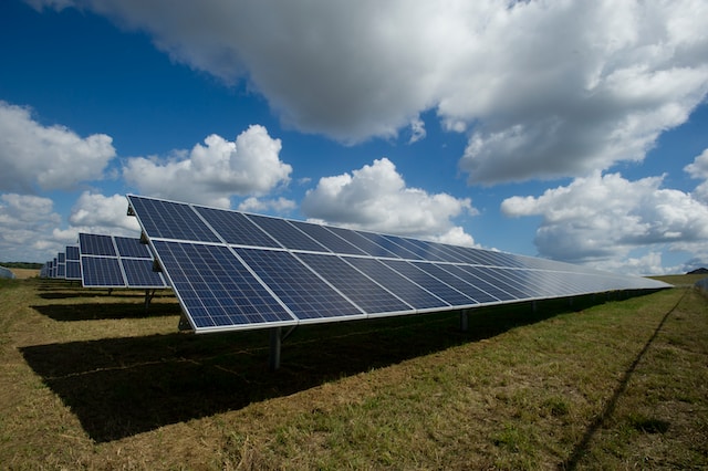 panneau-photovoltaique-ciel-bleu