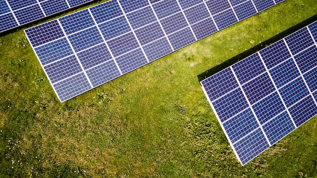 panneaux-solaire-herbes-verte