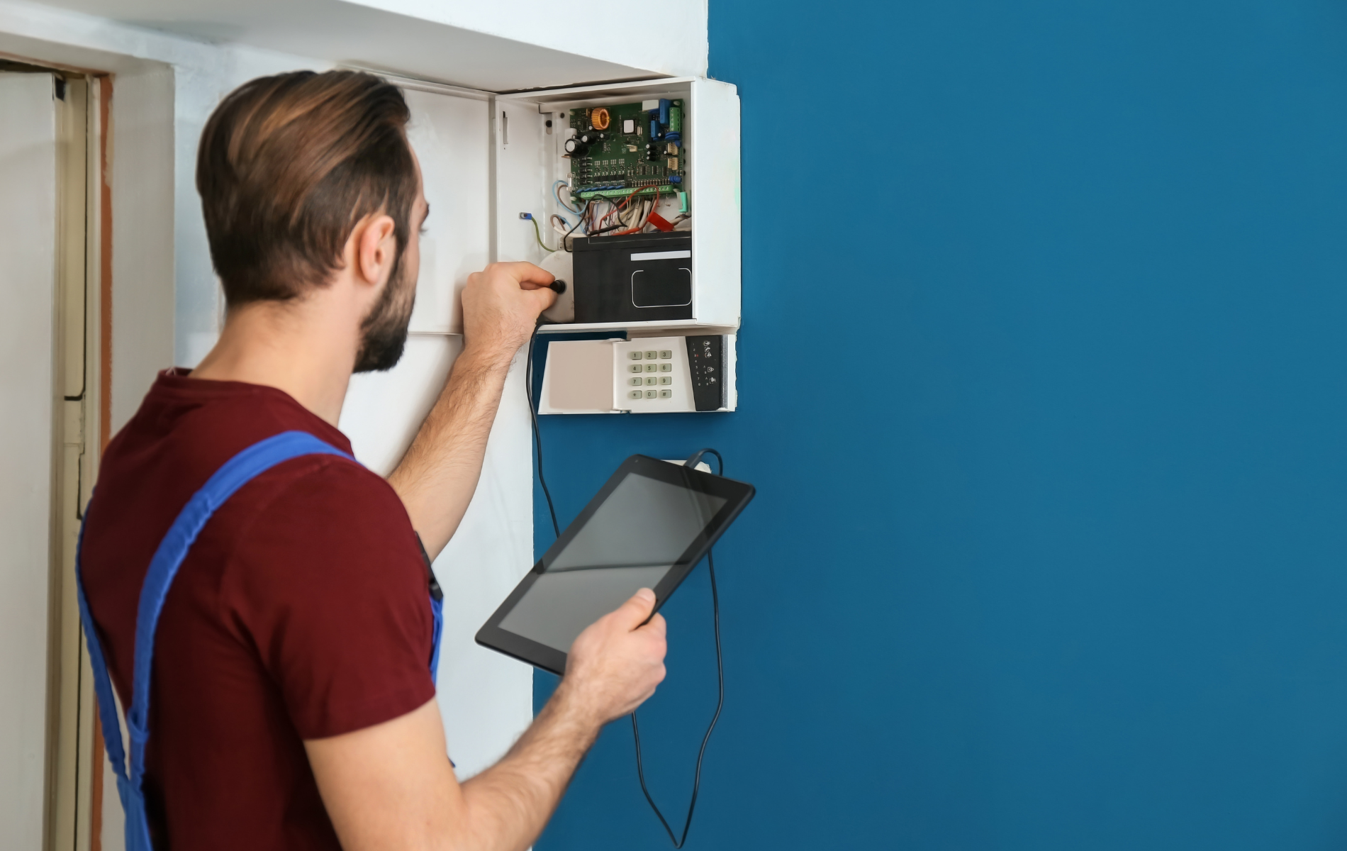 un homme qui fait de l'électricité