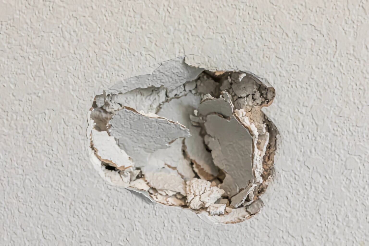 Comment reboucher un trou dans du placo on vous explique tout